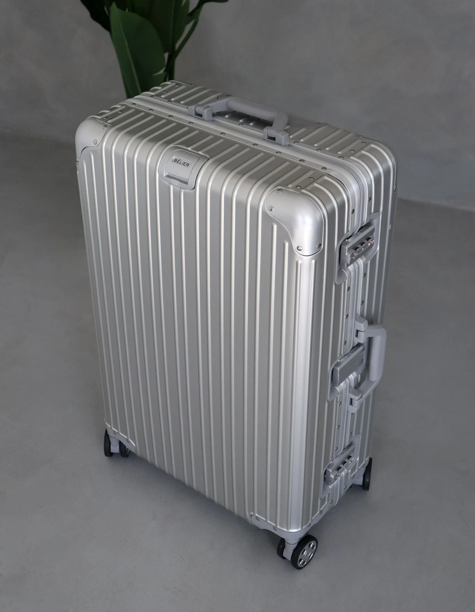 Large Silver Aluminium Hold Case - Image 7